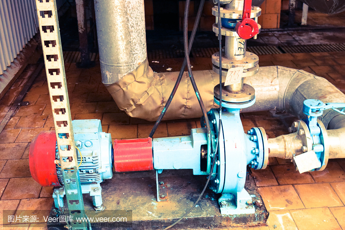 工業(yè)煉油廠、化工石化工廠車(chē)間用于泵送液體燃料產(chǎn)品的鐵金屬離心泵設(shè)備和帶法蘭和閥門(mén)的管道